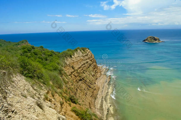 海滩美丽的蓝色悬崖海岸