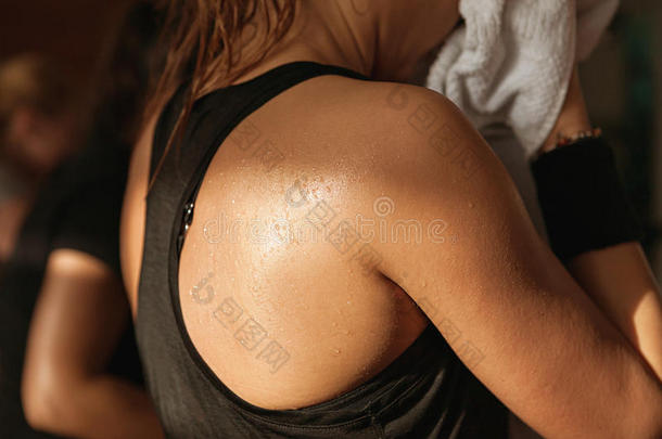 详细的健身房射击-汗水皮肤的女人的背部；旋转，阿罗比