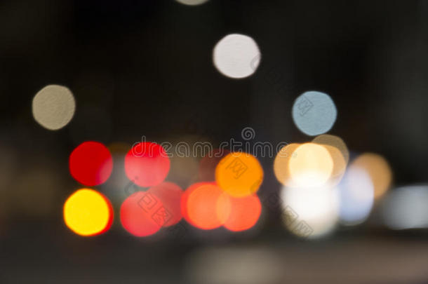 分散的夜间交通灯，模糊的抽象背景