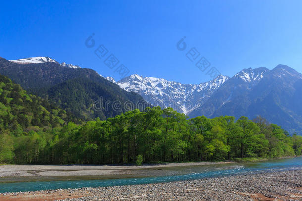 阿尔卑斯山亚洲阿祖萨美丽的蓝色