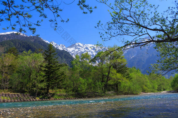阿尔卑斯山亚洲阿祖萨美丽的蓝色