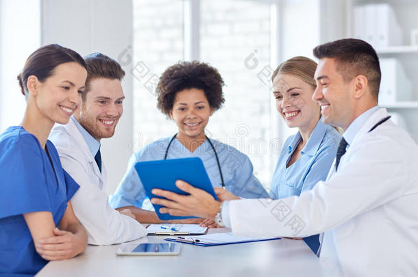 一群快乐的医生在医院办公室开会