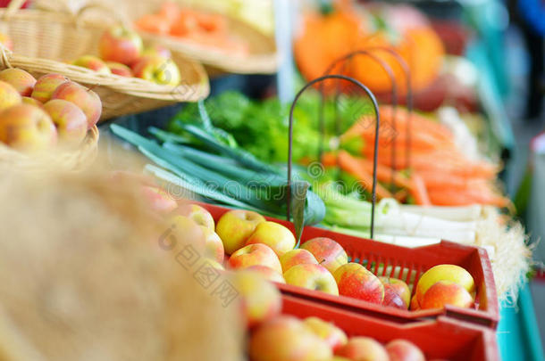 市场上新鲜的生物水果和蔬菜