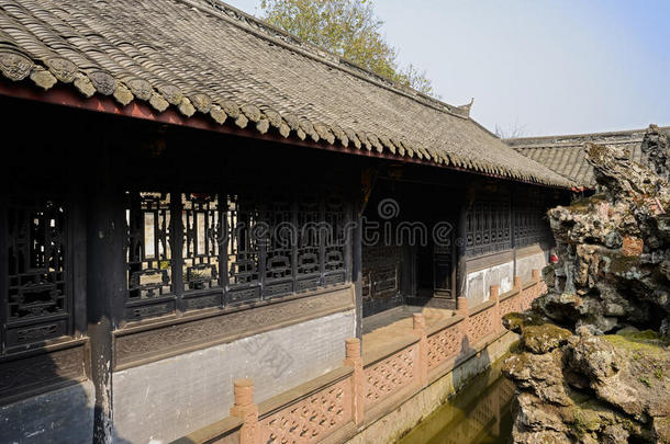 阳光明媚的春天，<strong>中国古代</strong>的房子靠近池塘