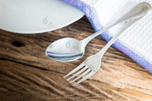 <strong>餐具套装</strong>：白色木制背景上的老式叉子和勺子