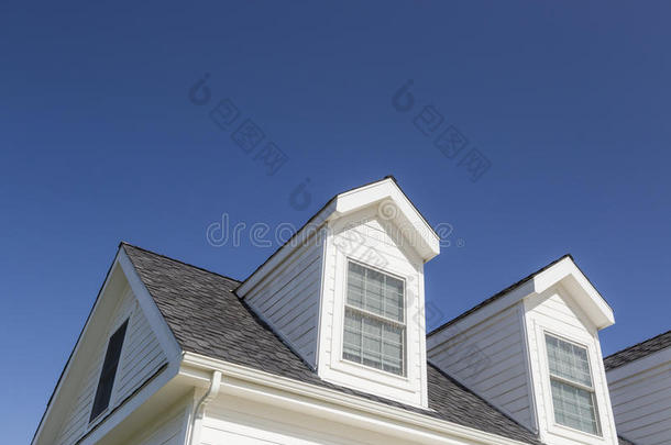 房屋和窗户的抽象屋顶映衬着<strong>深蓝色</strong>的<strong>天空</strong>