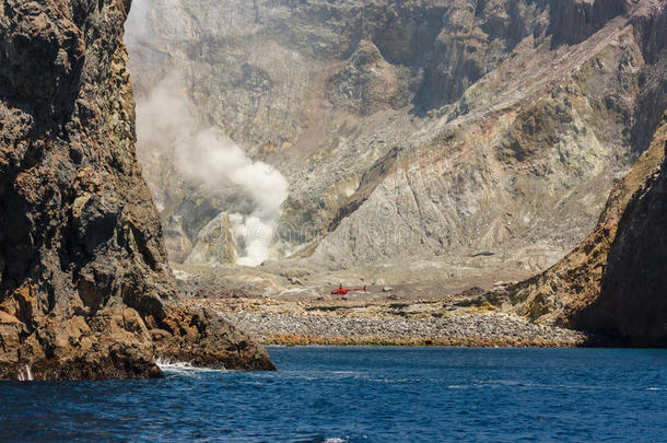 积极的干旱的贫瘠的火山口陨石坑