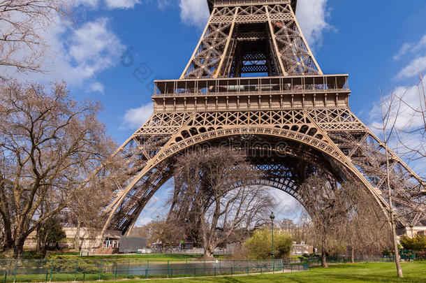 法国巴黎埃菲尔铁塔，著名的旅游地标