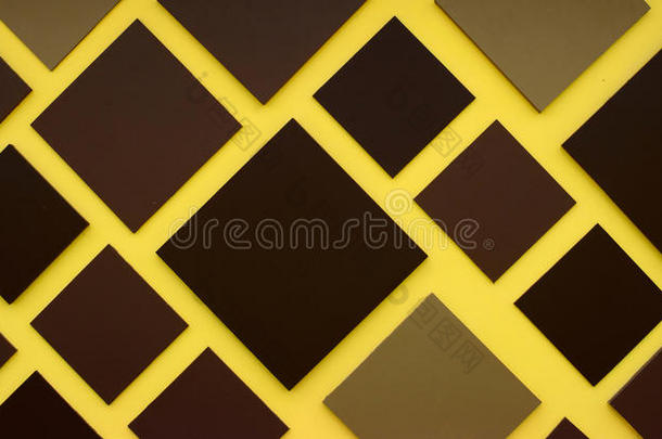 黄色背景上的棕色<strong>方形盒子</strong>