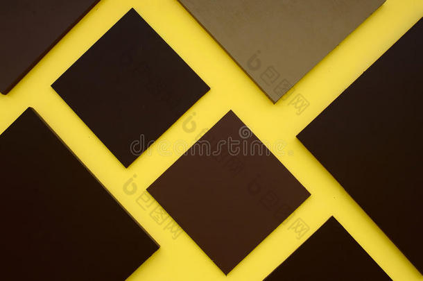 黄色背景上的棕色<strong>方形盒子</strong>