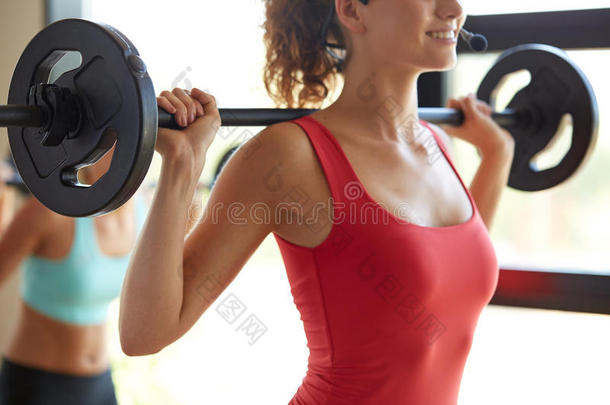 一群有杠铃的女人在健身房锻炼