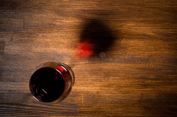 木制桌子上的一杯红酒。 上面的风景