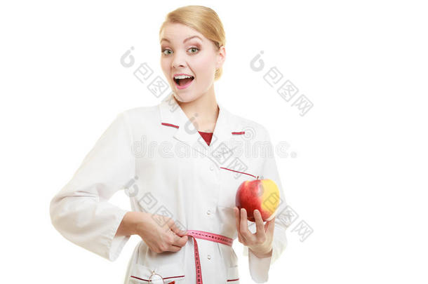 <strong>医生</strong>专家拿着水果苹果测量腰部