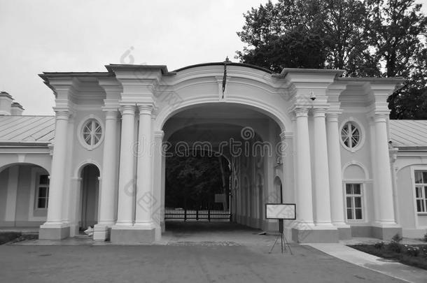 奥拉尼恩鲍姆大门希科夫斯基宫殿的大门。