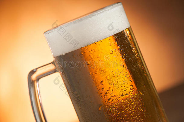 大玻璃杯，手柄上装满了新<strong>鲜啤酒</strong>和大量泡沫
