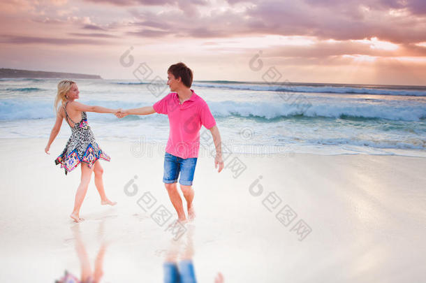海滩蓝色新娘夫妇跳舞