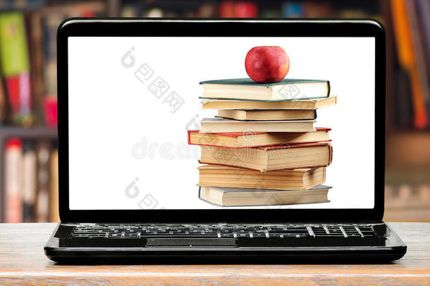 笔记本电脑屏幕上的书籍和苹果