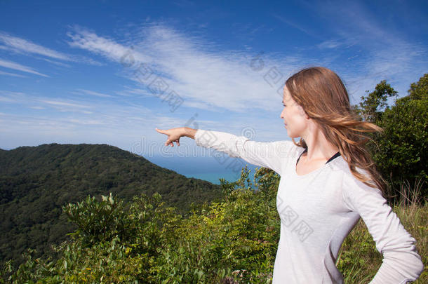 女孩站在远处的山顶上