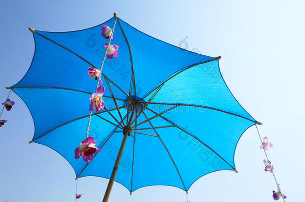 蓝色的伞和蓝天