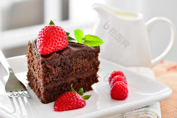 新鲜的家用草莓和覆盆子做了粘稠的巧克力软糖蛋糕