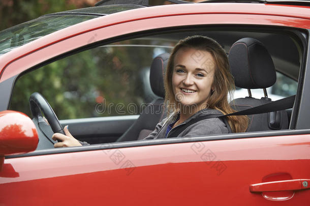 女十几岁的司机看着车窗外