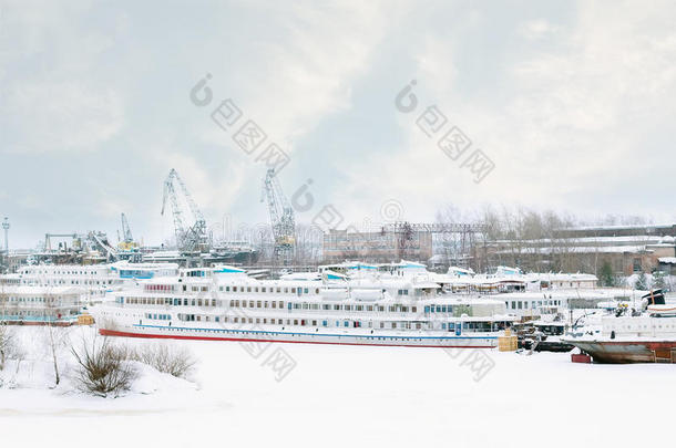 冬季冰冻河流上的大型旅游班轮和其他船只