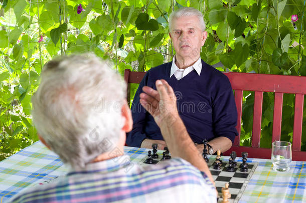 积极的老年人白种人挑战国际象棋