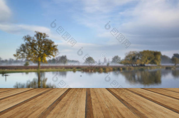 美丽清脆的秋晨景观湖面上有木制的P