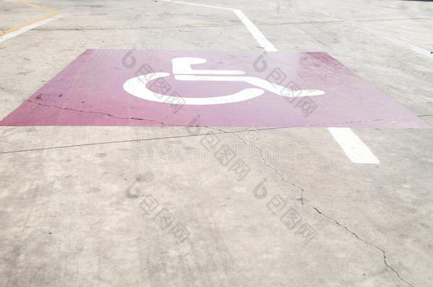 空停车场，有残疾人或残疾人的标志和标记