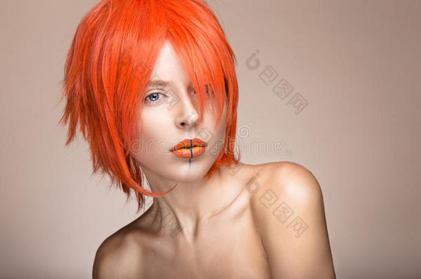 美丽的女孩在橙色假发角色扮演风格与明亮的创意嘴唇。 艺术美形象。