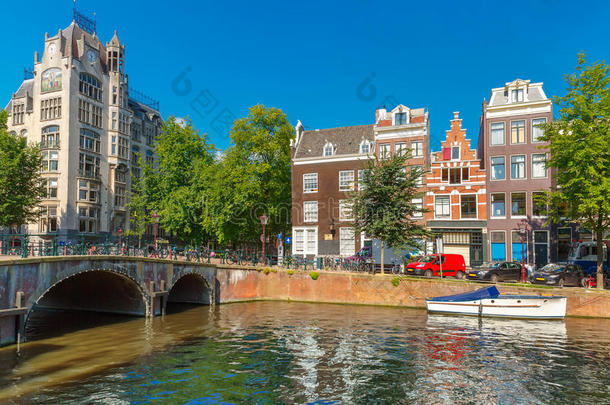 阿姆斯特丹运河、桥梁和典型的城市景观
