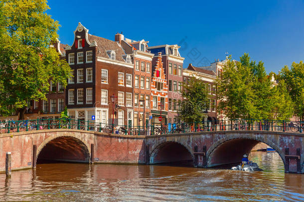 阿姆斯特丹运河、桥梁和典型的城市景观