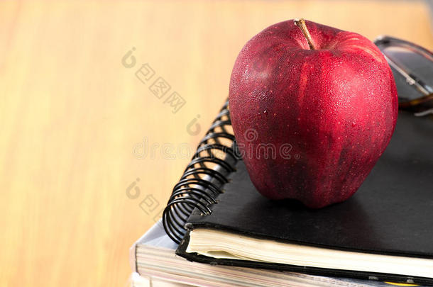 苹果后面背景<strong>黑板</strong>书