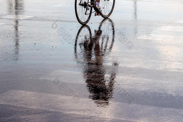 在雨中骑自行车的人