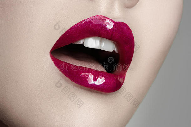 白色皮肤，粉红色嘴唇和白色牙齿的美妆。