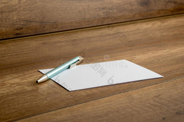 圆珠笔和空白卡在桌子上