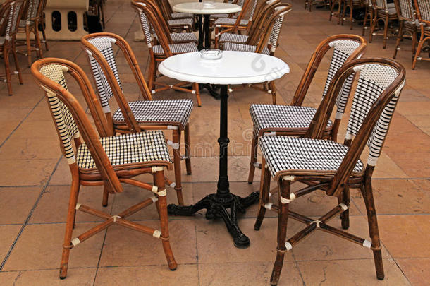 法国户外咖啡馆，有小圆桌和椅子