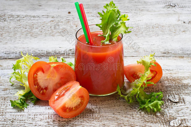 新鲜番茄汁与切片番茄
