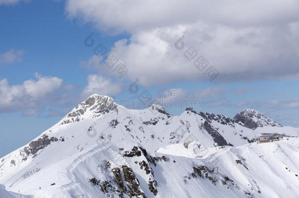 喀拉斯纳亚多拉那多云的山地景观