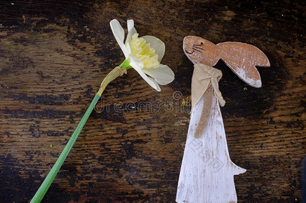 复活节兔子由稻草和水仙植物制成，放在木制的花盆里