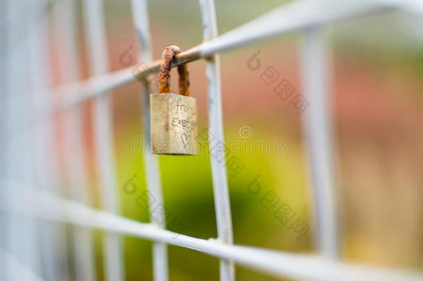 封闭挂锁锁定在方形栅栏与外缘浅焦点
