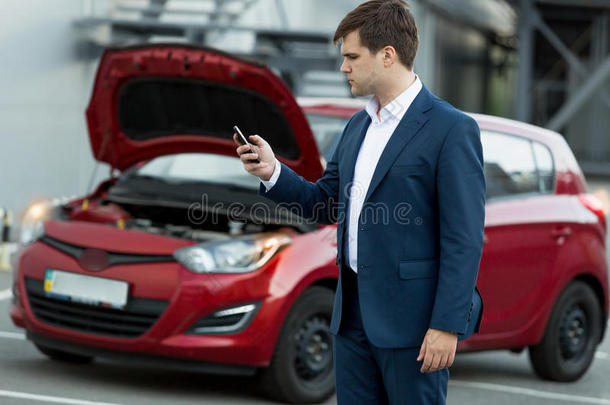 商人在手机上搜索如何修理汽车