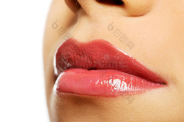 美丽女人光滑的嘴唇。