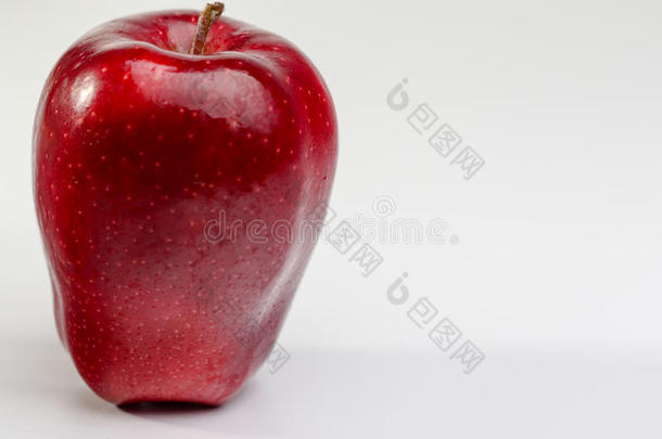 白色背景上美味的<strong>红</strong>苹果</strong>