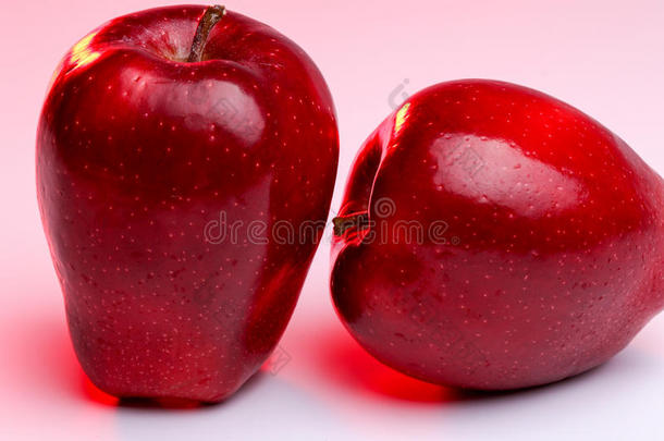 红色灯光下美味的<strong>红苹果</strong>