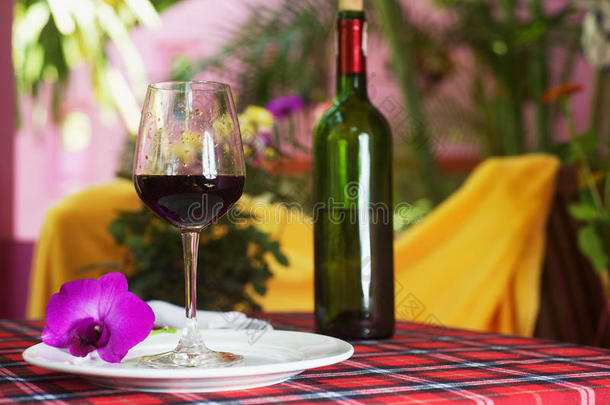 桌子上有红酒的杯子