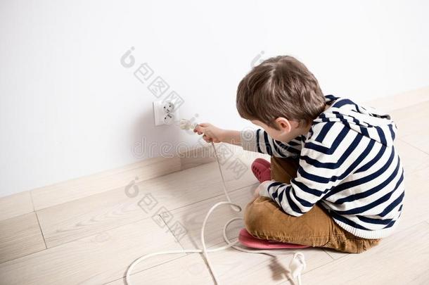 好奇的小男孩玩电动插头。