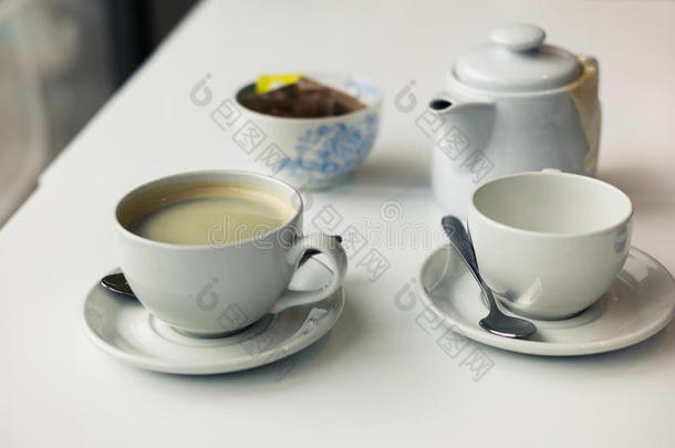 茶壶和茶杯放在桌上