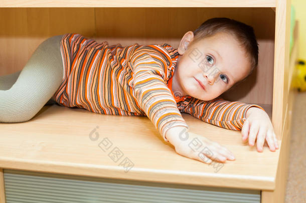 小男孩躲在柜子里