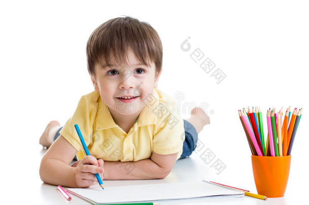 <strong>幼儿园</strong>里可爱的小男孩用铅笔画画